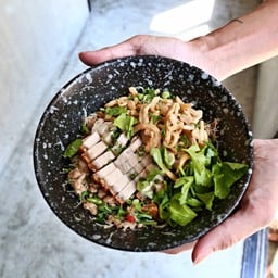 หมี่ผัดคึ่นช่ายใส่หมูกรอบ