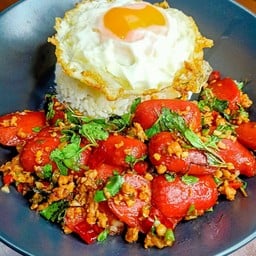 ข้าวกะเพราใส้กรอกแดงในตำนาน