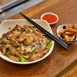 ก๋วยเตี๋ยวคั่วไก่ไข่ครอบ