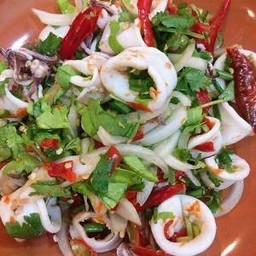 ยำปลาหมึกเด้งๆ กรอบๆ