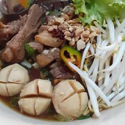 ก๋วยเตี๋ยวไก่ลูกทุ่งกำแพงดิน