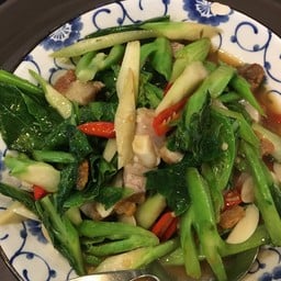 คะน้าหมูกรอบ