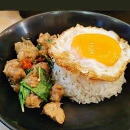 กับข้าวกะเพราพริกแห้งหมูเด้ง