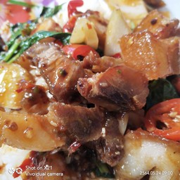 หมูกรอบผัดพริกเผาราดข้าว