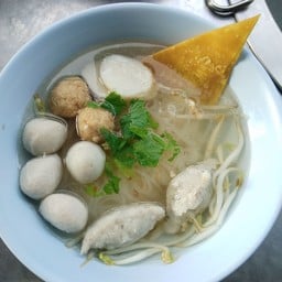 ก๋วยเตี๋ยวลูกชิ้นปลา