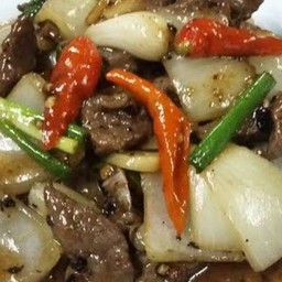 ข้าวเนื้อริบอายผัดพริกไทยดำ