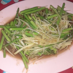 หน่อไม้ฝรั่งผัดกุยช่ายขาวน้ำมันหอย