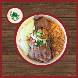 ข้าวกระเทียมเนื้อสไลด์ผัดซอสหมูย่างเกลือ