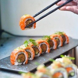 แซลมอนซัง Salmon Sushi San