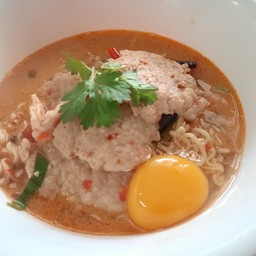 มาม่าหมูลอยไข่ตอก