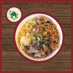 ผัดมาม่าหมูสไลด์ซอสโอโค