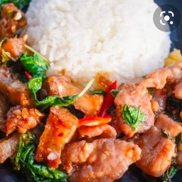ข้าวกระเพราหมูชิ้น