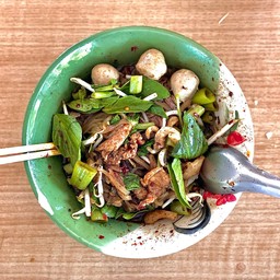 ก๋วยเตี๋ยวเนื้อน้ำตกน้ำ พิเศษ