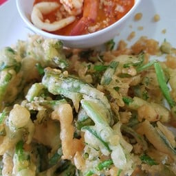 ยำผ้กบุ้งกรอบ