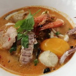 ก๋วยเตี๋ยวต้มยำรวมมิตร+ไข่ต้ม