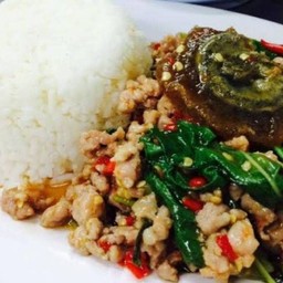กระเพราไข่เยี่ยวม้า+ไก่สับ+ข้าว
