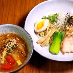ราเมนแบบจุ่มซุปไก่และปลาคัสสึโอะเข้มข้น