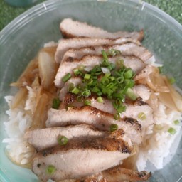 ข้าวหน้าหมูย่างญี่ปุ่น