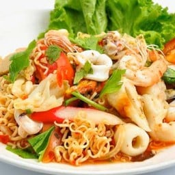 ยำมาม่าน้ำข้นรวมมิตรทะเล