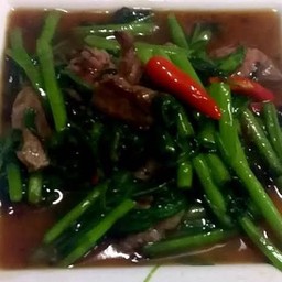 ผัดผักบุ้งเนื้อชิ้น ราดข้าว