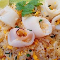 ข้าวผัดปลาหมึก