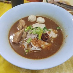 ก๋วยเตี๋ยวหมูลูกชิ้นทำเอง (โรงเจ)