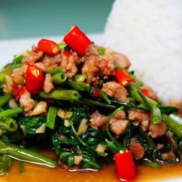 ผัดผักบุ้งเนื้อสับ ราดข้าว