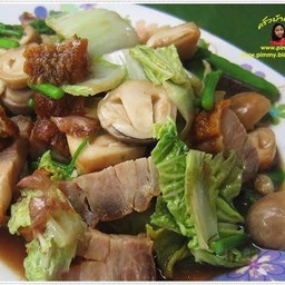 ผัดผักหมูกรอบ ราดข้าว