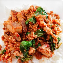 ข้าวกะเพราหมูสับ-หมูกรอบ