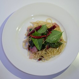 สปาเก็ตตี้พริกแห้งเบคอน