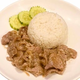 ข้าวหมูกระเทียมพริกไทย