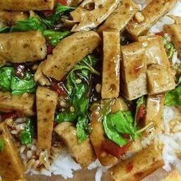 กระเพราหมูยอราดข้าว