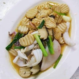 เห็ดออรินจิผัดปลาหมึก