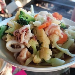 ผัดผักทะเล ราดข้าว