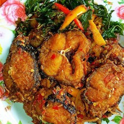 ผัดเผ็ดปลาดุกกรอบ กับข้าว