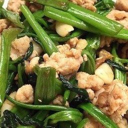 ผัดผักบุ้งไก่ ราดข้าว