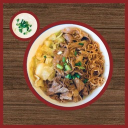 ผัดมาม่าหมูสไลด์ซอสโอโค