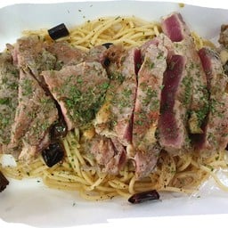 สปาเก็ตตี้ผัดกระเทียมเนื้อสเต็ก