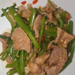 ผัดผักบุ้งหมูชิ้น ราดข้าว