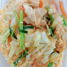 ผัดวุ้นเส้นหมูชิ้นราดข้าว