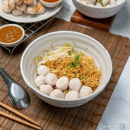 บะหมี่เหลืองแห้งลูกชิ้น