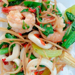 ผัดฉ่าทะเลราดข้าว