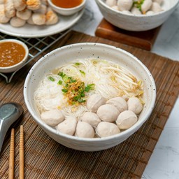 เส้นหมี่น้ำลูกชิ้นหมู