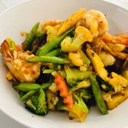 ผัดพริกแกงผักรวมกับข้าวหมู