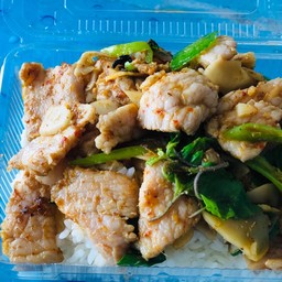 ผัดพริกแกงหมูหมัก กับข้าว