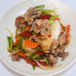 ข้าวราดผัดพริกสดหมูหมัก
