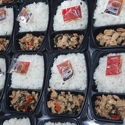 ข้าวกะเพาไก่ชิ้น