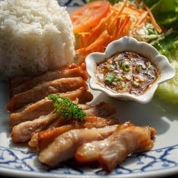 ข้าวสันคอหมูทอดน้ำปลาจิ้มแจ่ว