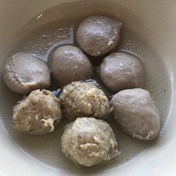 ลูกชิ้นลอยน้ำ