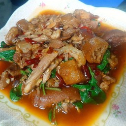 กะเพราขาหมู กับข้าว